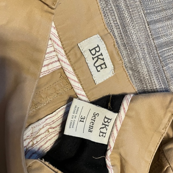 BKE tan colored Serena Stretch Short, waist 31 - Picture 3 of 3